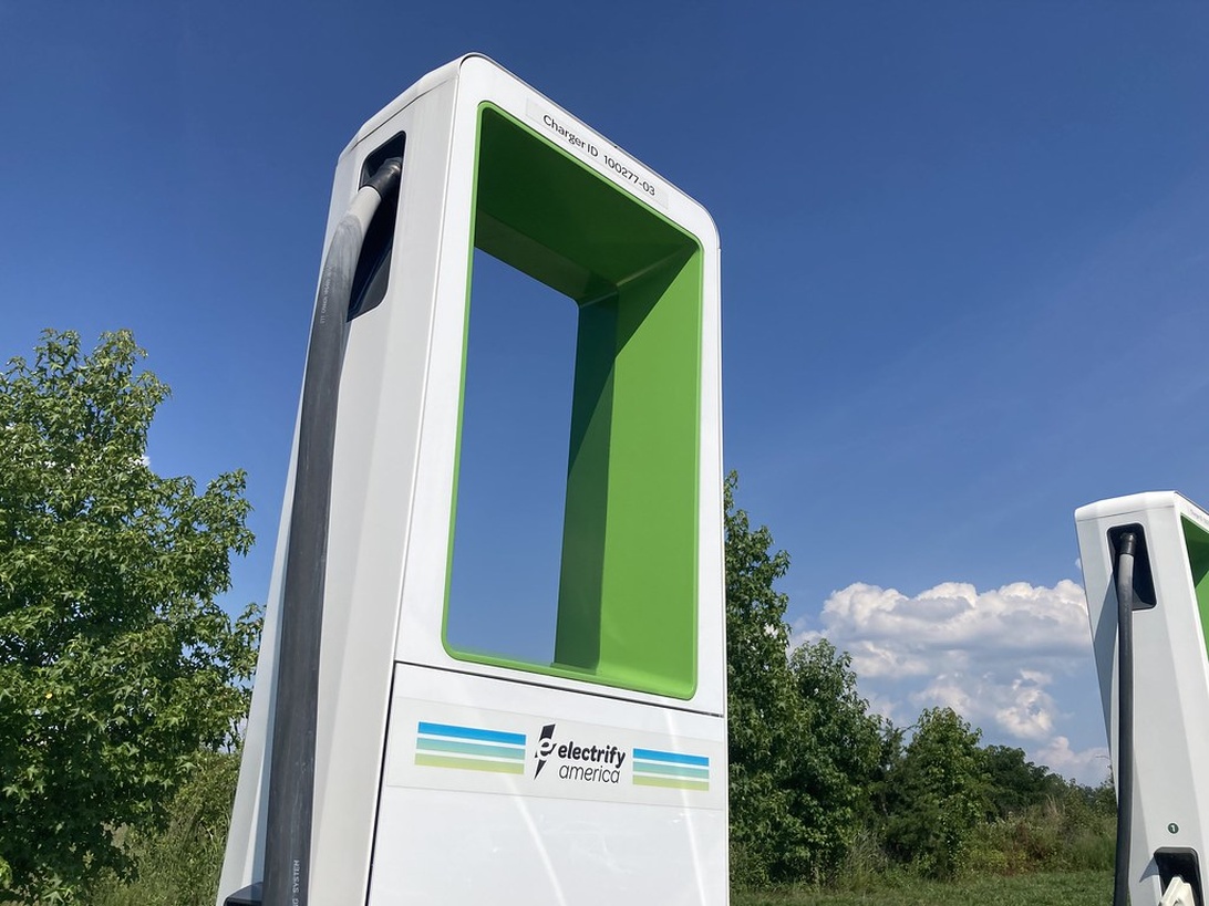 Electrify America julkinen pikalatausasema.